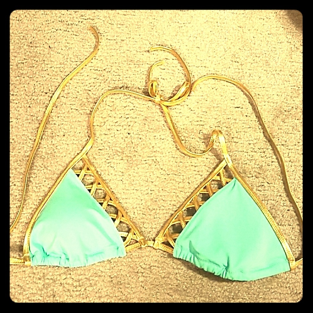 New with out tags VS triangle top