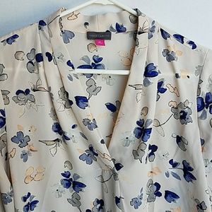 Flowy blouse with pretty floral print