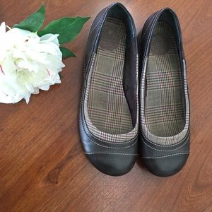 Mudd size 7 brown flats women's shoes