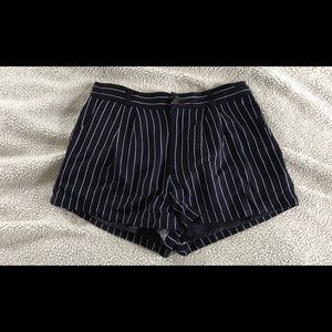 Trendy Navy & White Shorts- perfect for summer!
