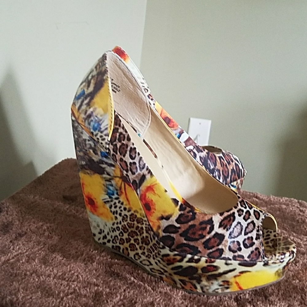 Open toe platform shoe by Zigi Soho