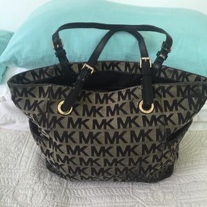 MICHAEL KORS SHOULDER BAG.