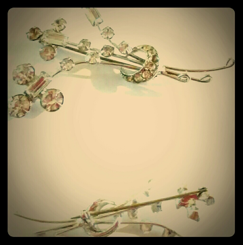 Gorgeous vintage  rhinestone brooch