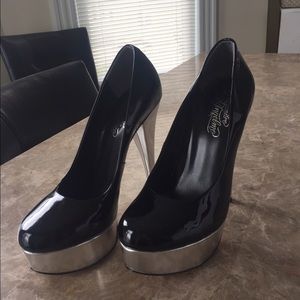 Alejandro Ingelmo black and silver platform pumps
