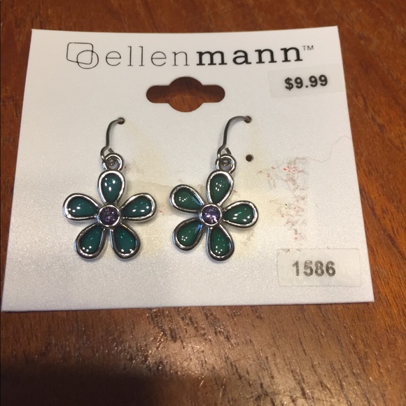 Floral necklace and earring set - Picture 6 of 8