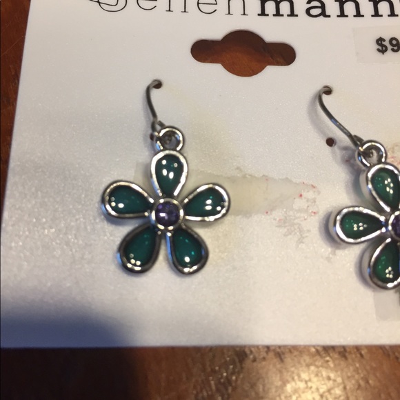 Floral necklace and earring set - Picture 7 of 8