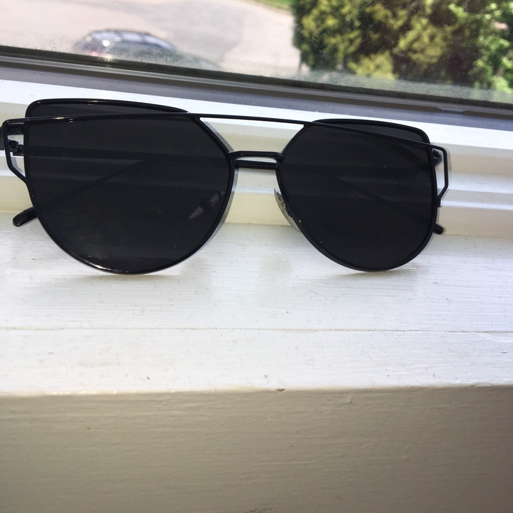 BLACK TRENDY GLASSES