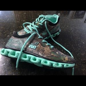 RealTree Girl sz 6.5 Teal & Camo waterproof shoes