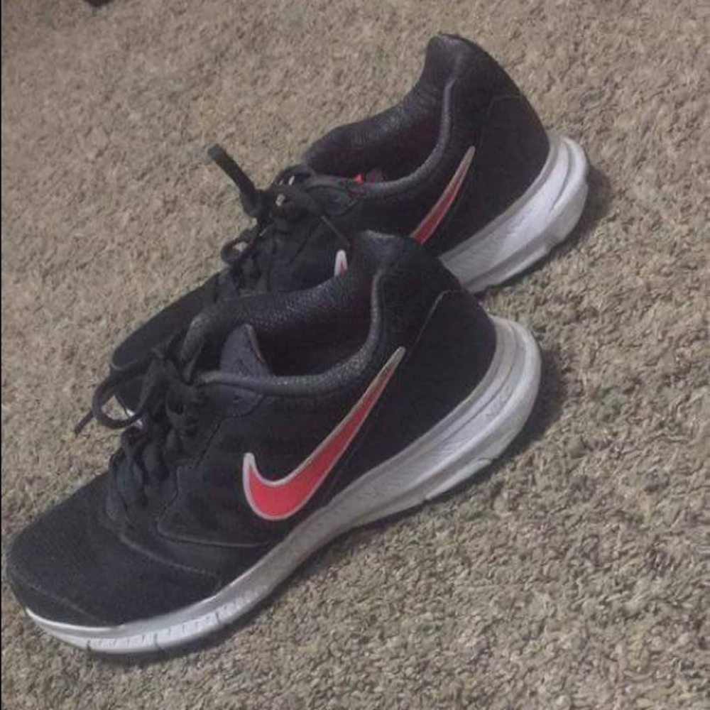 Women's Nike tennis shoes