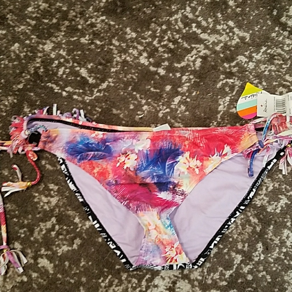 💥 3 for $15 💥 Fringed bottoms