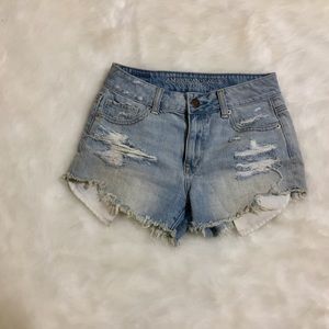 AMERICAN EAGLE LIGHT WASH DISTRESSED DENIM SHORTS