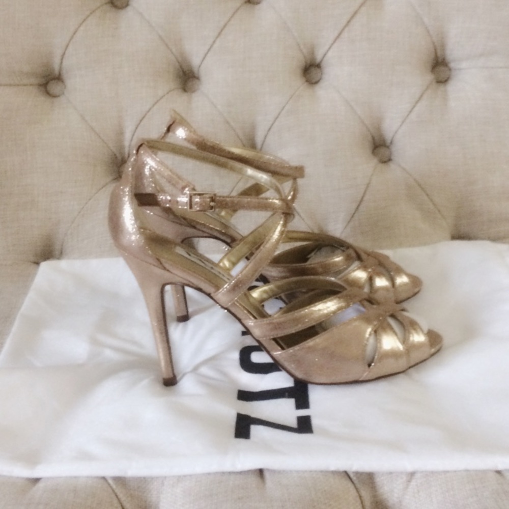 Nina gold dress pumps 💛
