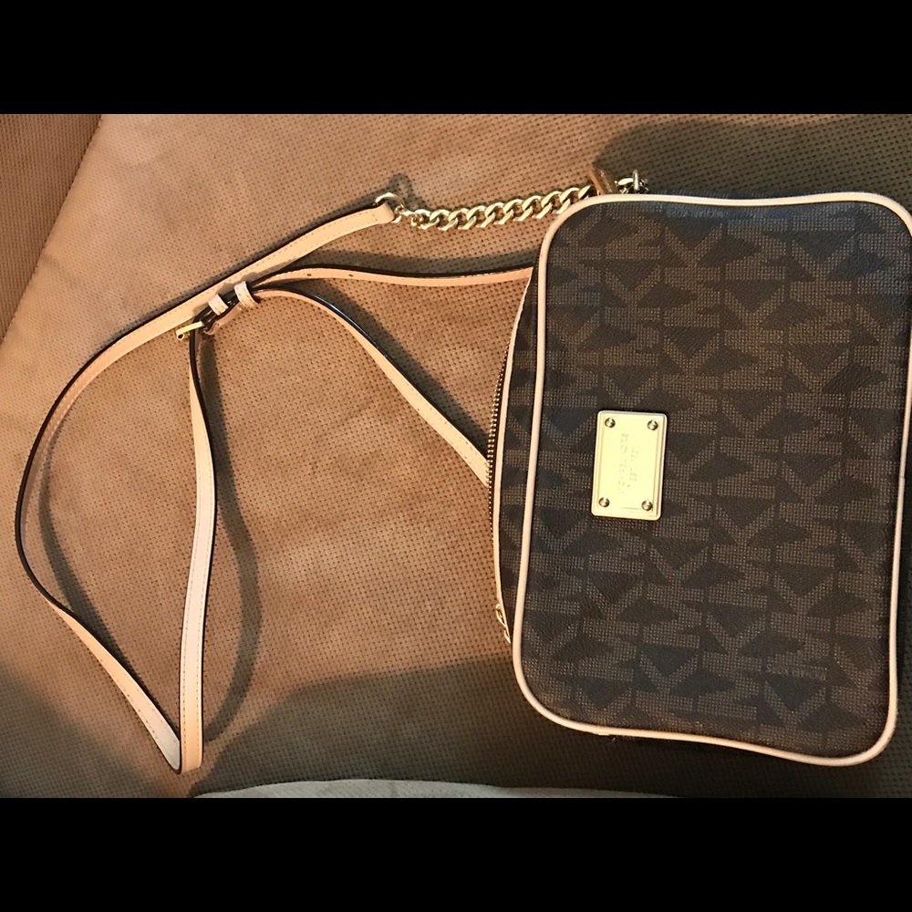 Michael Kors Crossbody! Like new condition.