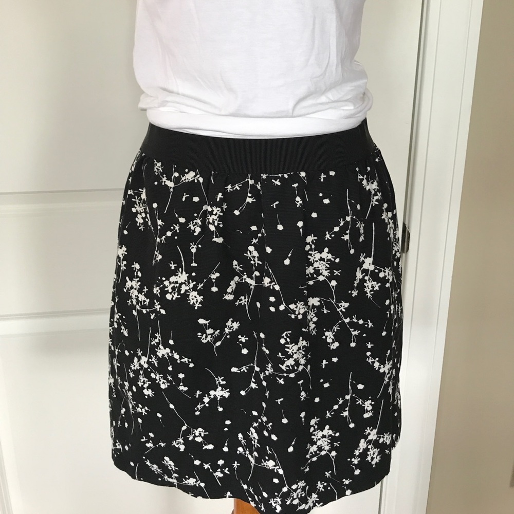 LOFT Black & White Floral Mini-skirt. Size 4P