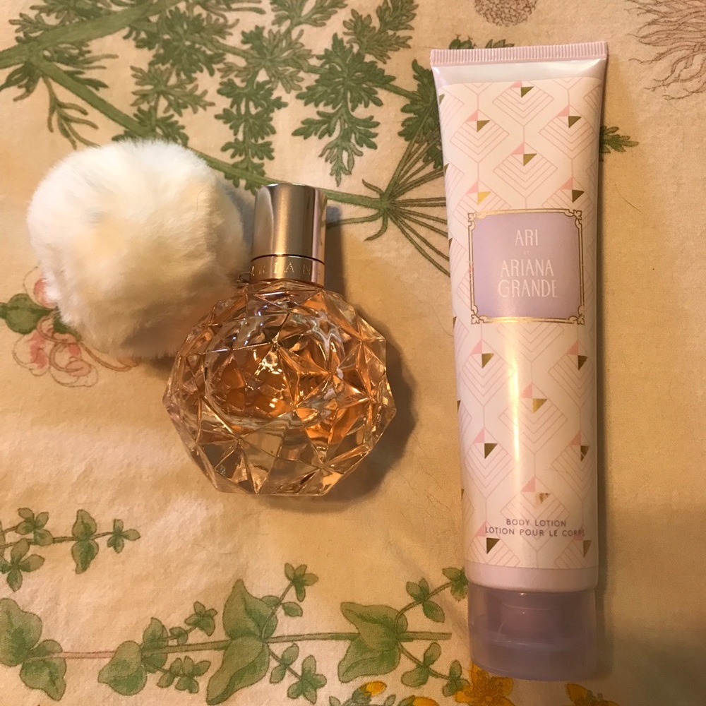 Ari by Ariana Grande fragrance set