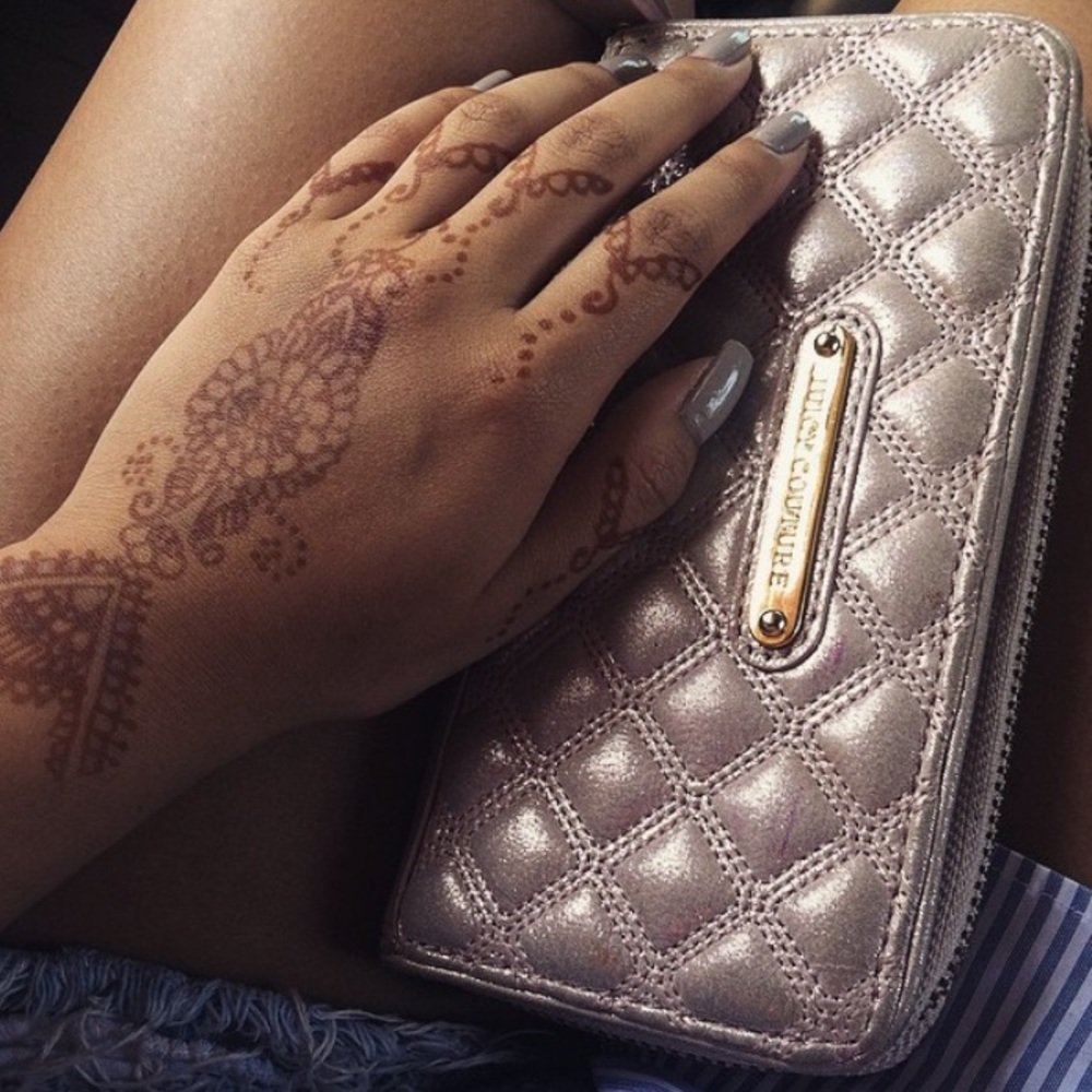 💯Juicy Couture Wristlet💯