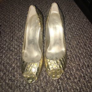 Gold peep toe shoe