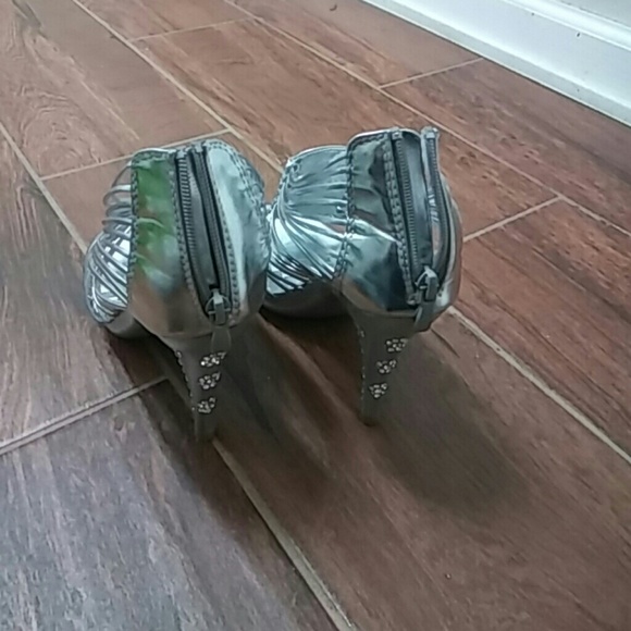 Heels - Picture 3 of 3