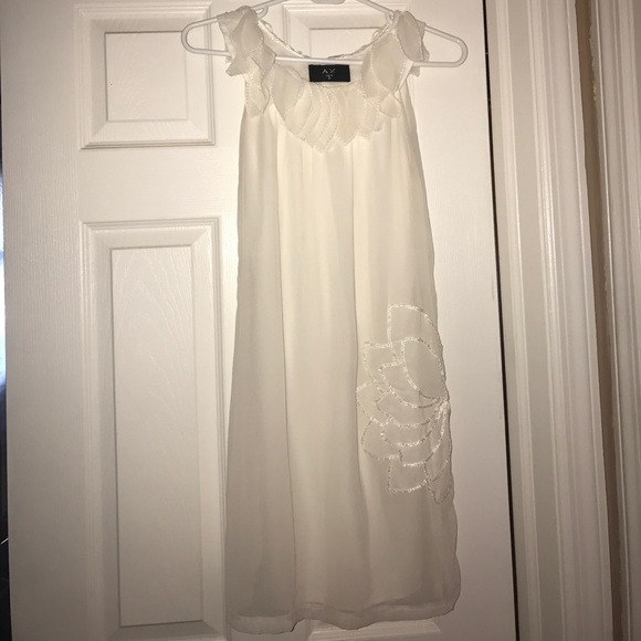 Beautiful white dress with flower beading - Picture 1 of 4