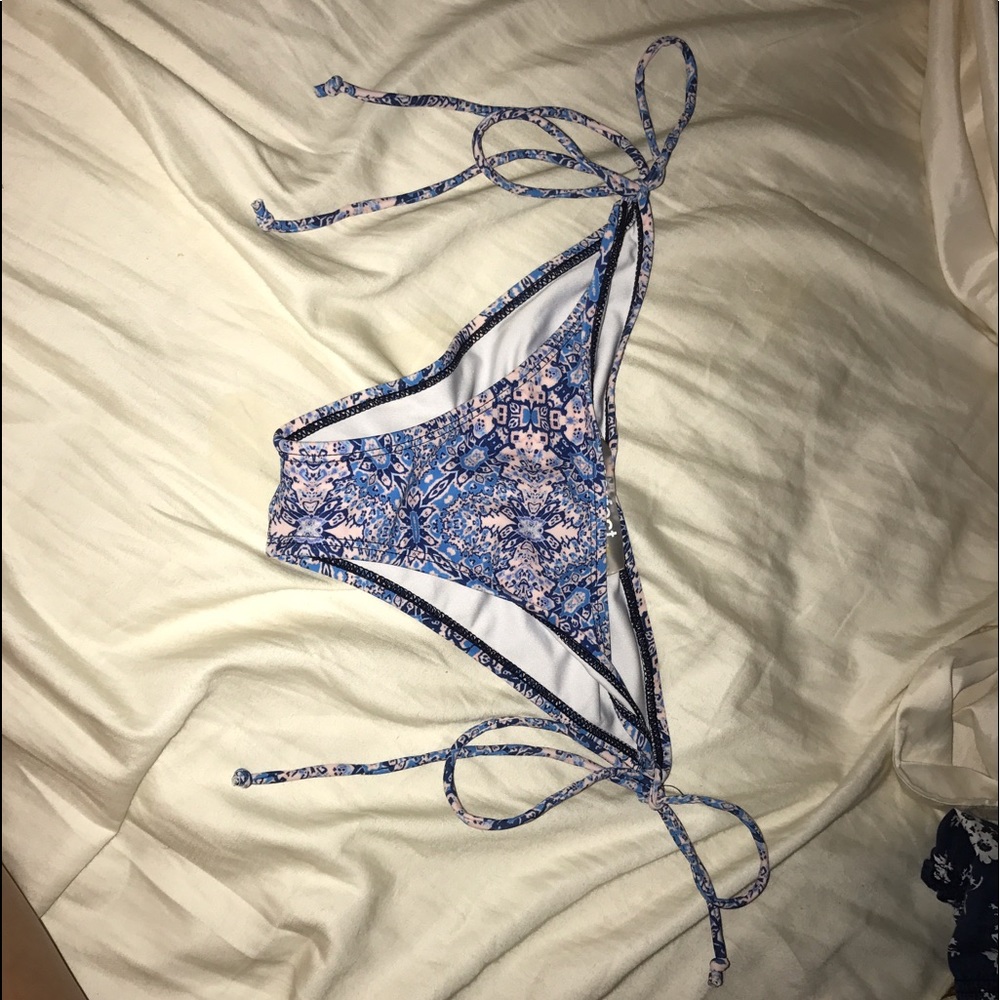 Cheeky string bikini bottoms