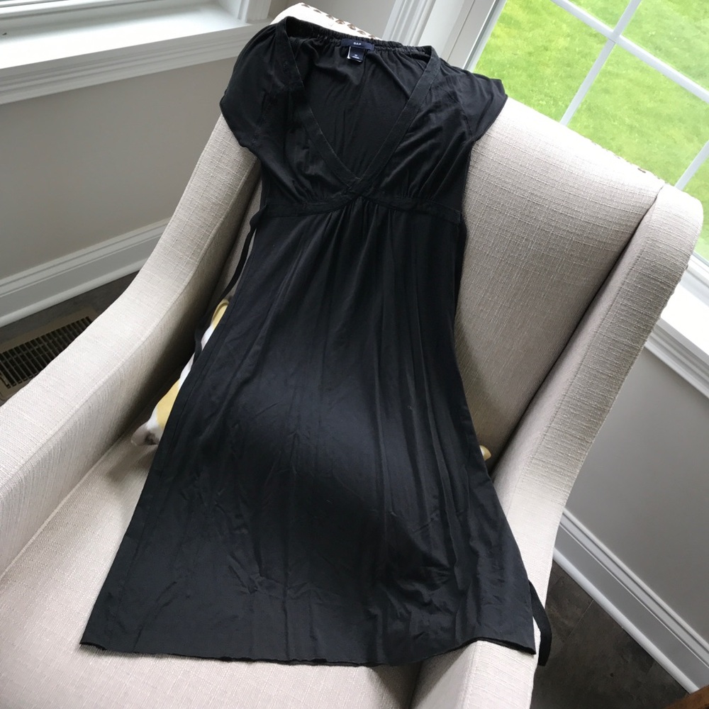 Gap V neck LBD 👗 black dress