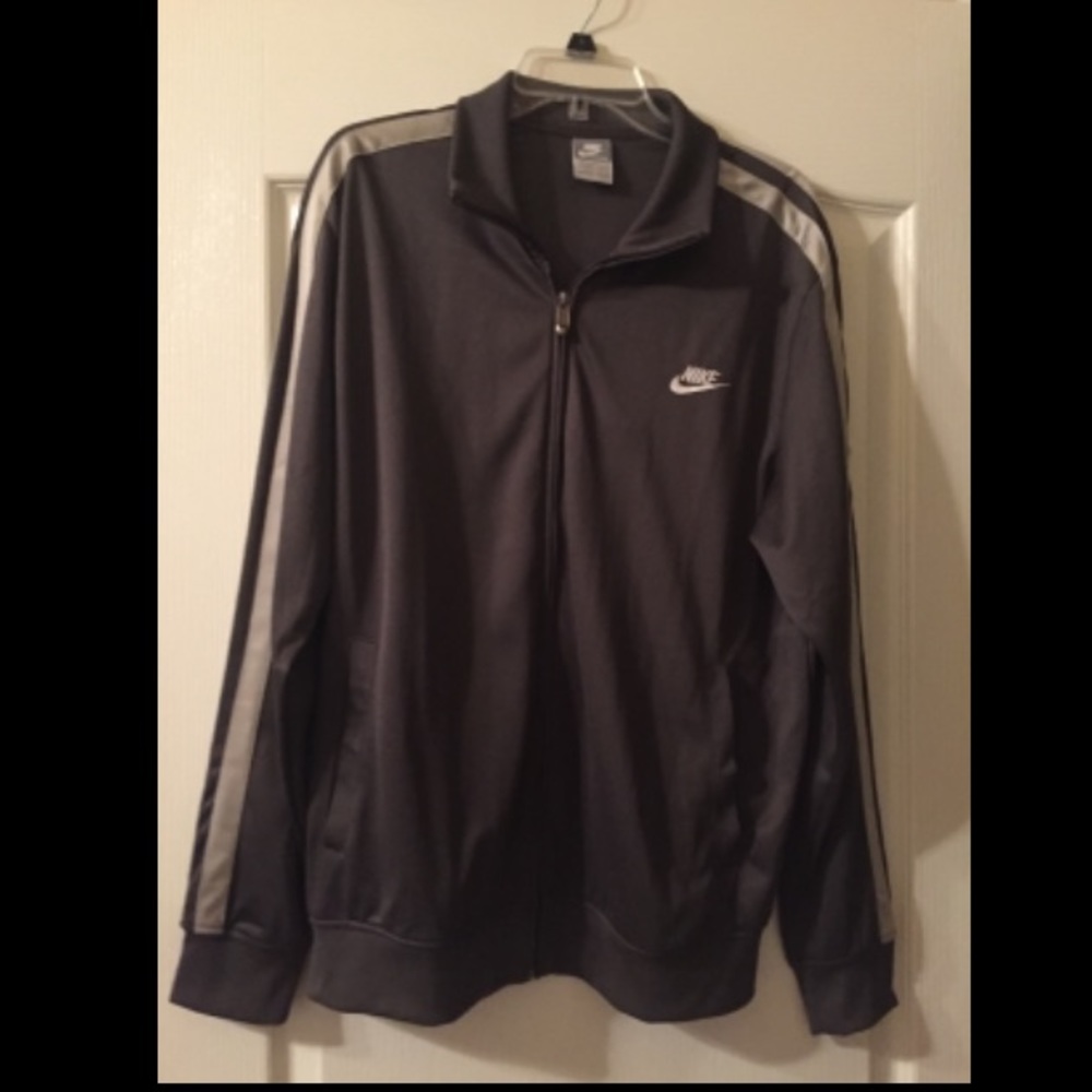 Men's Nike Gray zip up jacket with pockets