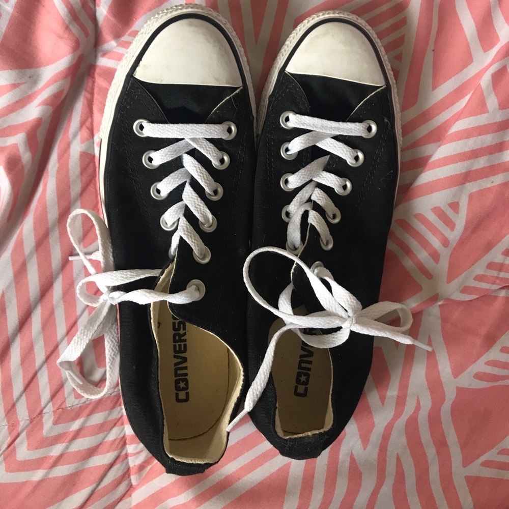 Size 9 converse shoes