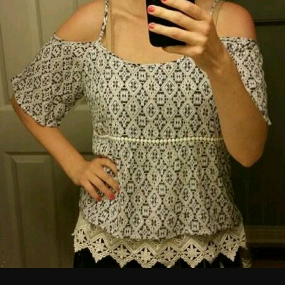 Skies are Blue Langlock cold shoulder top