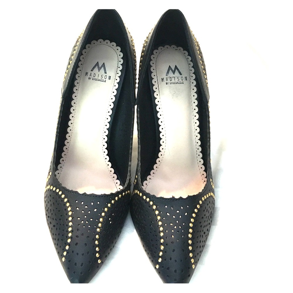 Black pumps