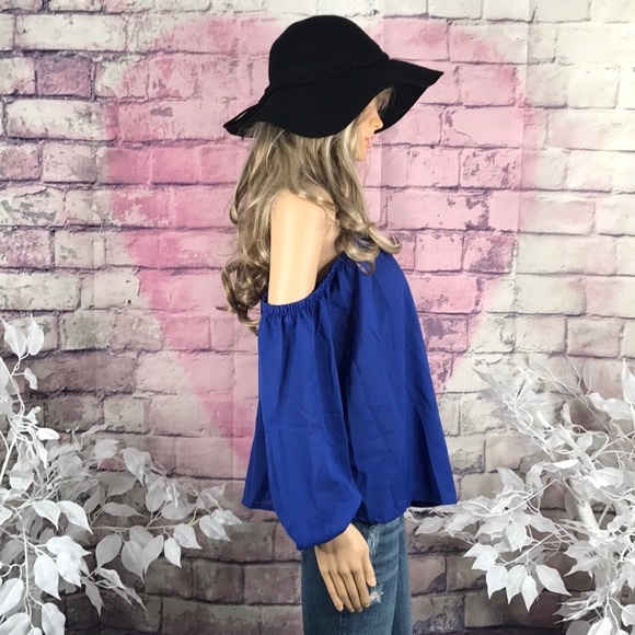 💥FIRM💥NEW! Cold Shoulder Top - Picture 4 of 8