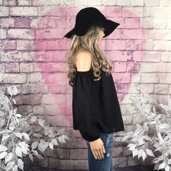 💥FIRM💥NEW! Cold Shoulder Top - Picture 5 of 8