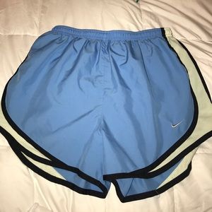 women's MEDIUM Nike shorts