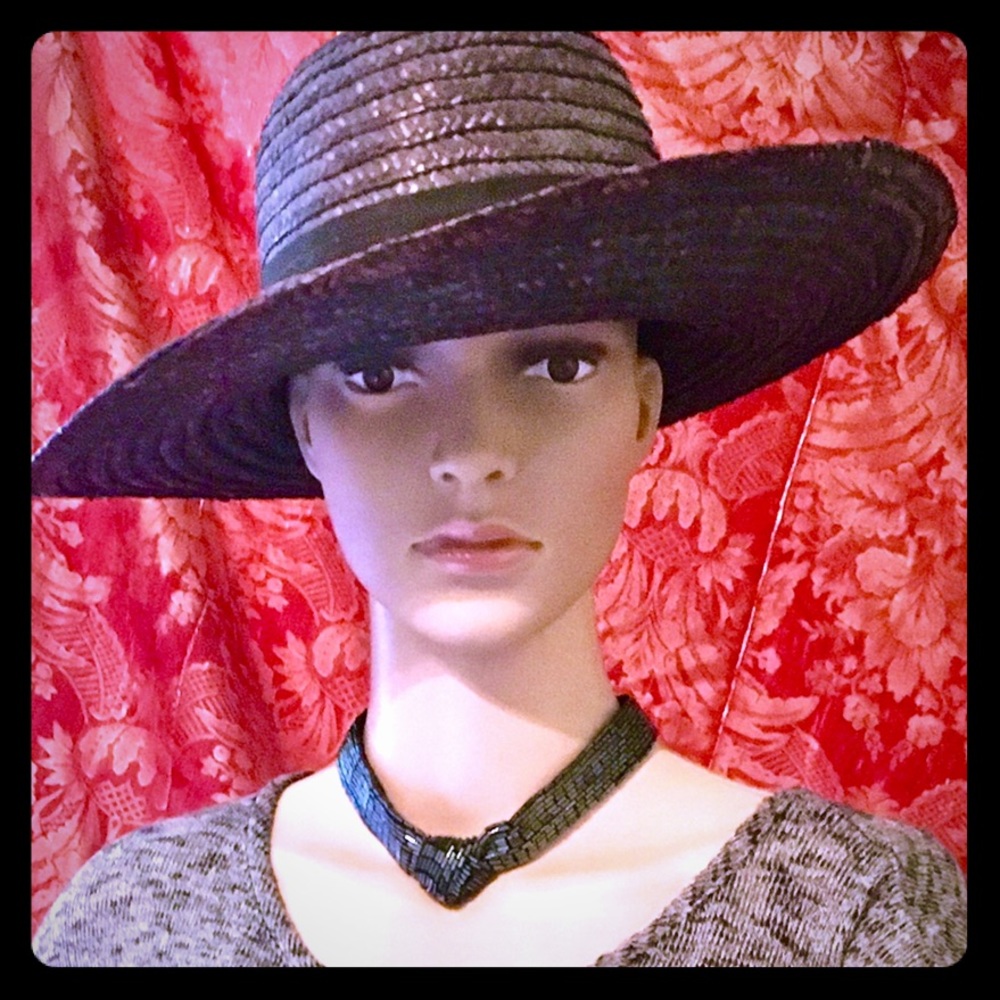 Black Beaded choker necklace with knot. - Picture 1 of 4