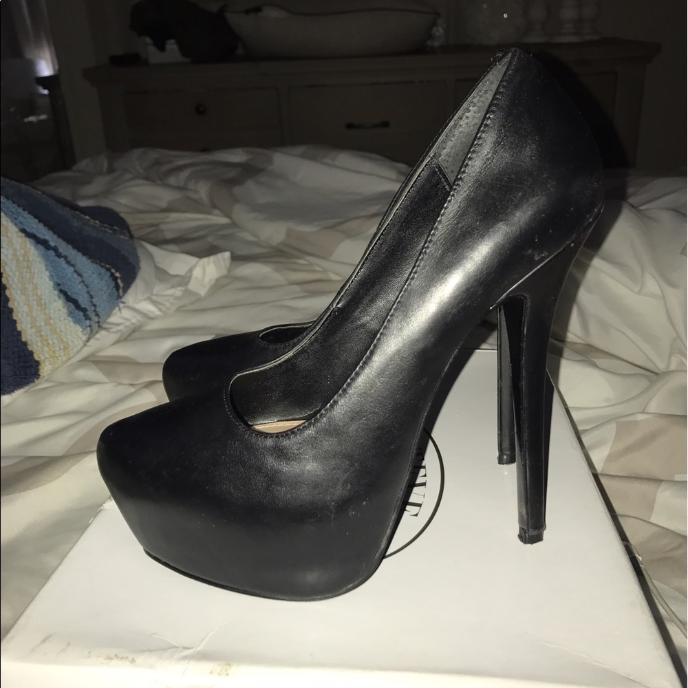 Steve Madden Delirious Black Pumps