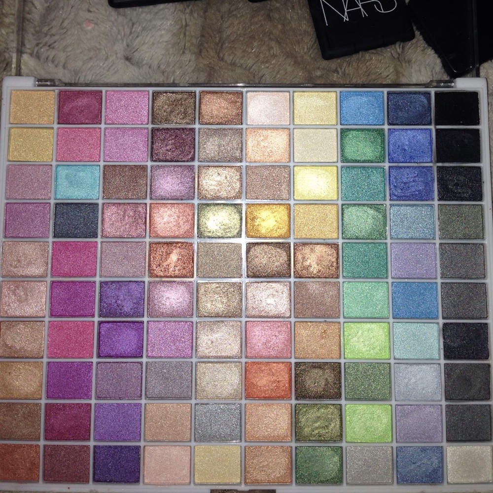L.A. Colors eyeshadow palette