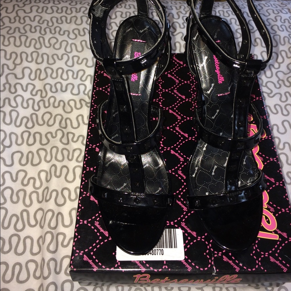 Betsy Johnson sandal