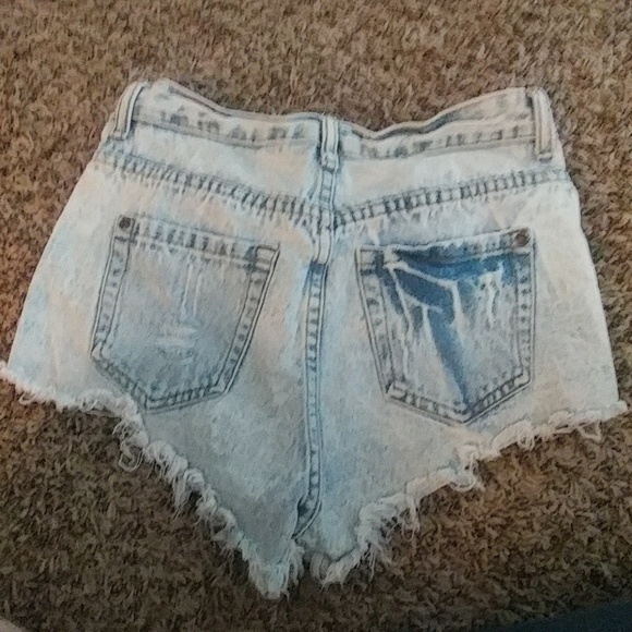 Forever 21 denim shorts - Picture 3 of 4