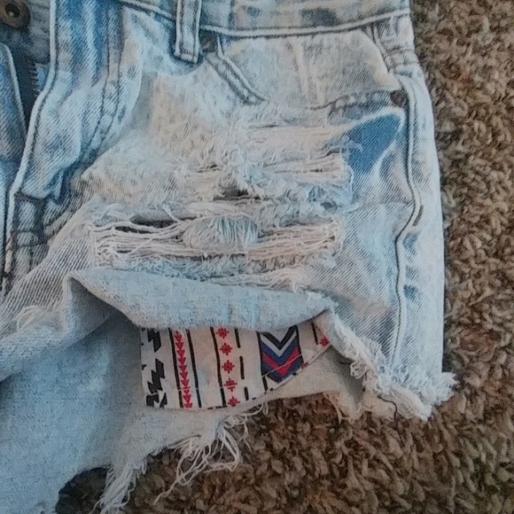 Forever 21 denim shorts - Picture 4 of 4