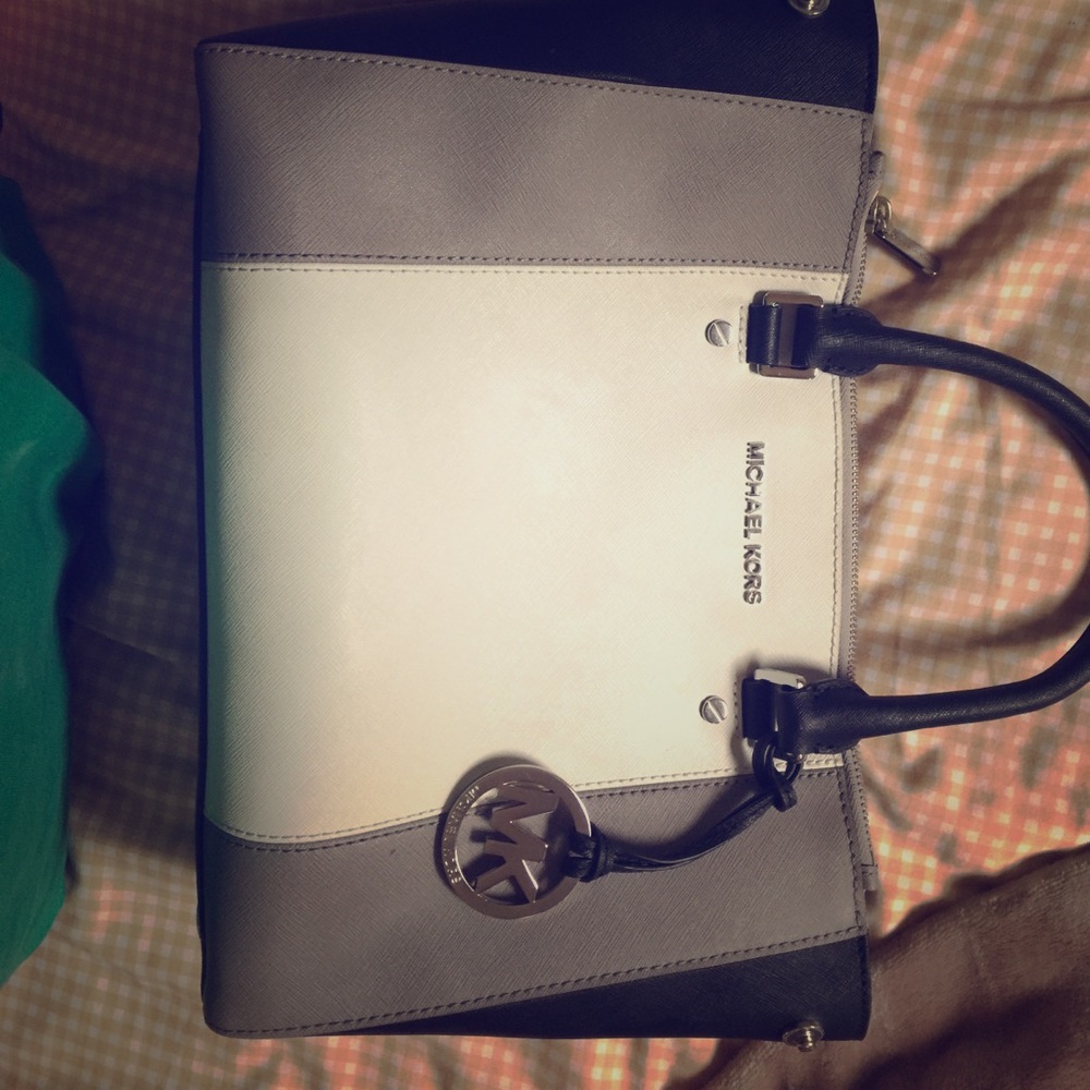 Medium sized Michael kors tote