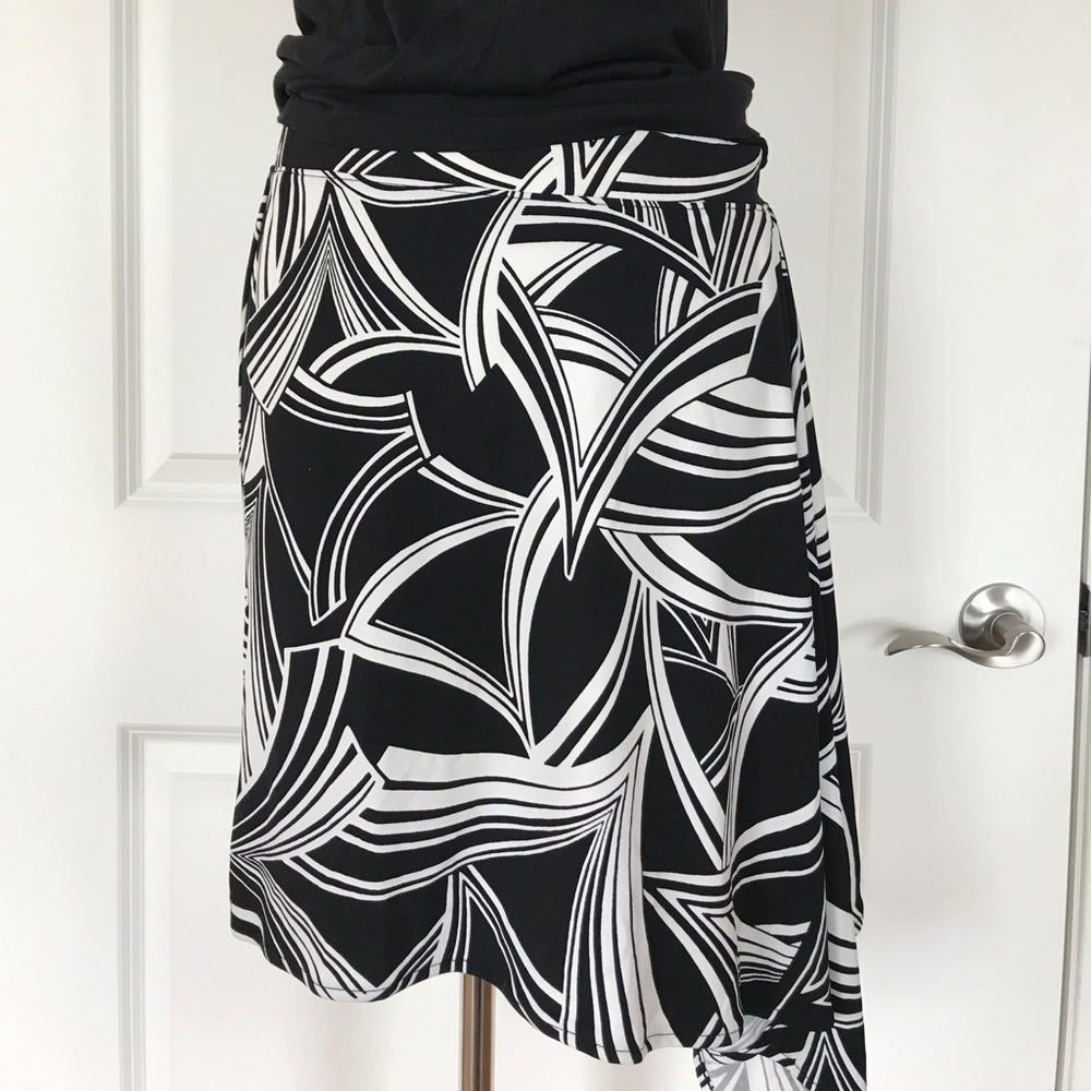 Banana Republic Black & White Skirt. Size Small