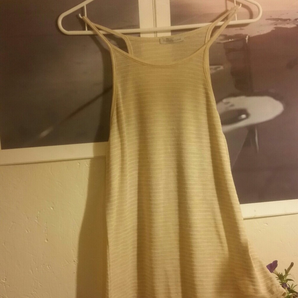 Spaghetti straps sleeveless t-shirt.