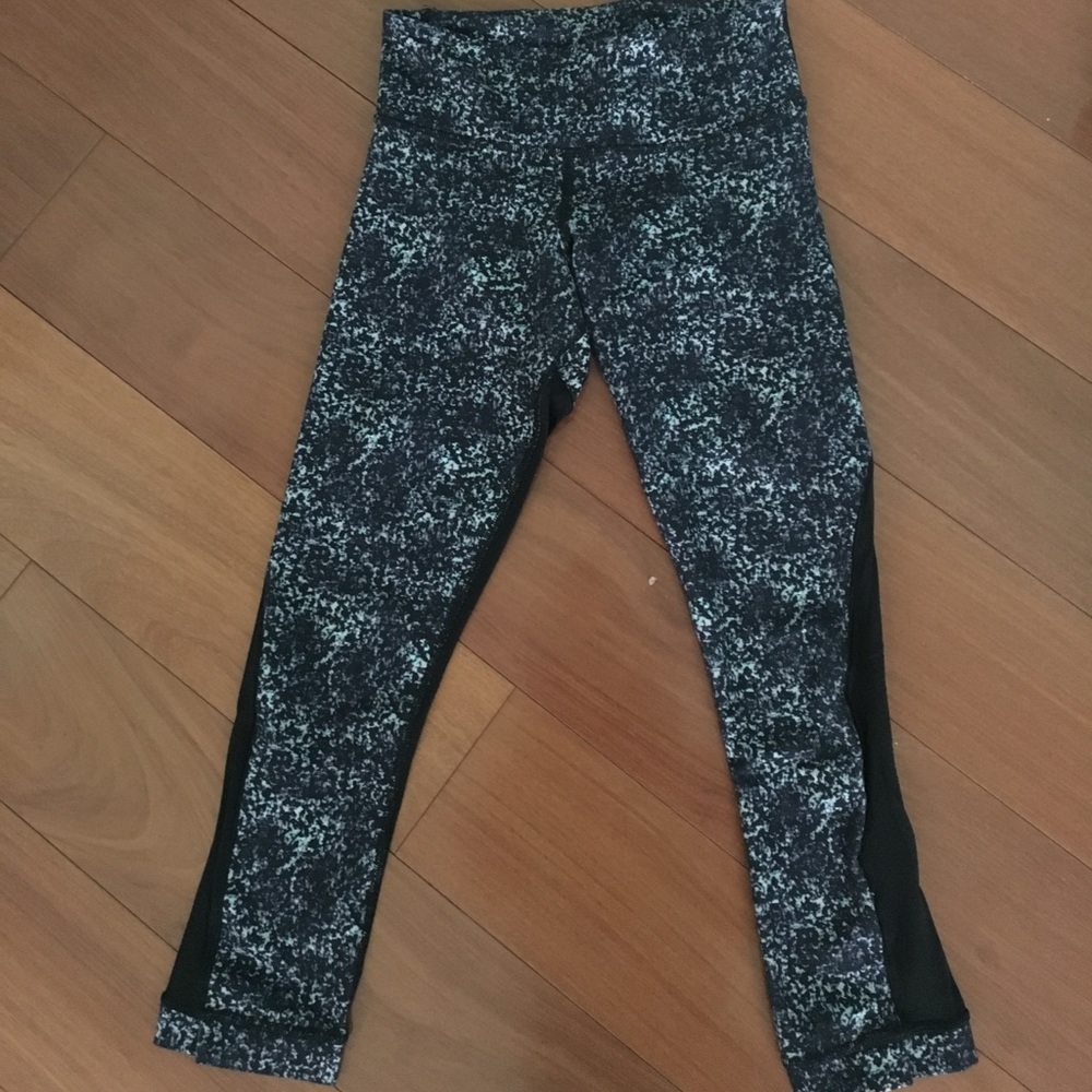 Lululemon crops size 2. Worn once.