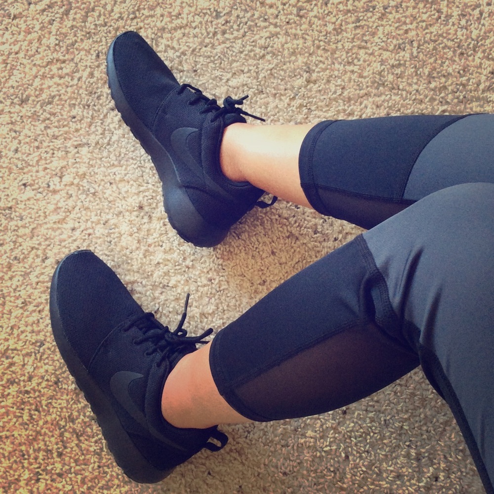 New & Authentic Nike Roshe One size 7 (24cm)