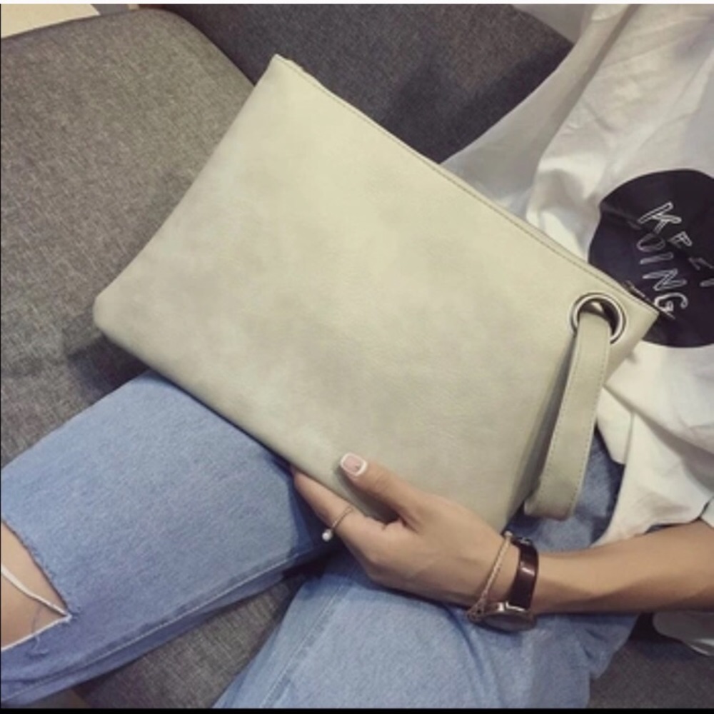 🚨MAKE AN OFFER!! 🤩 Large beige clutch 👝