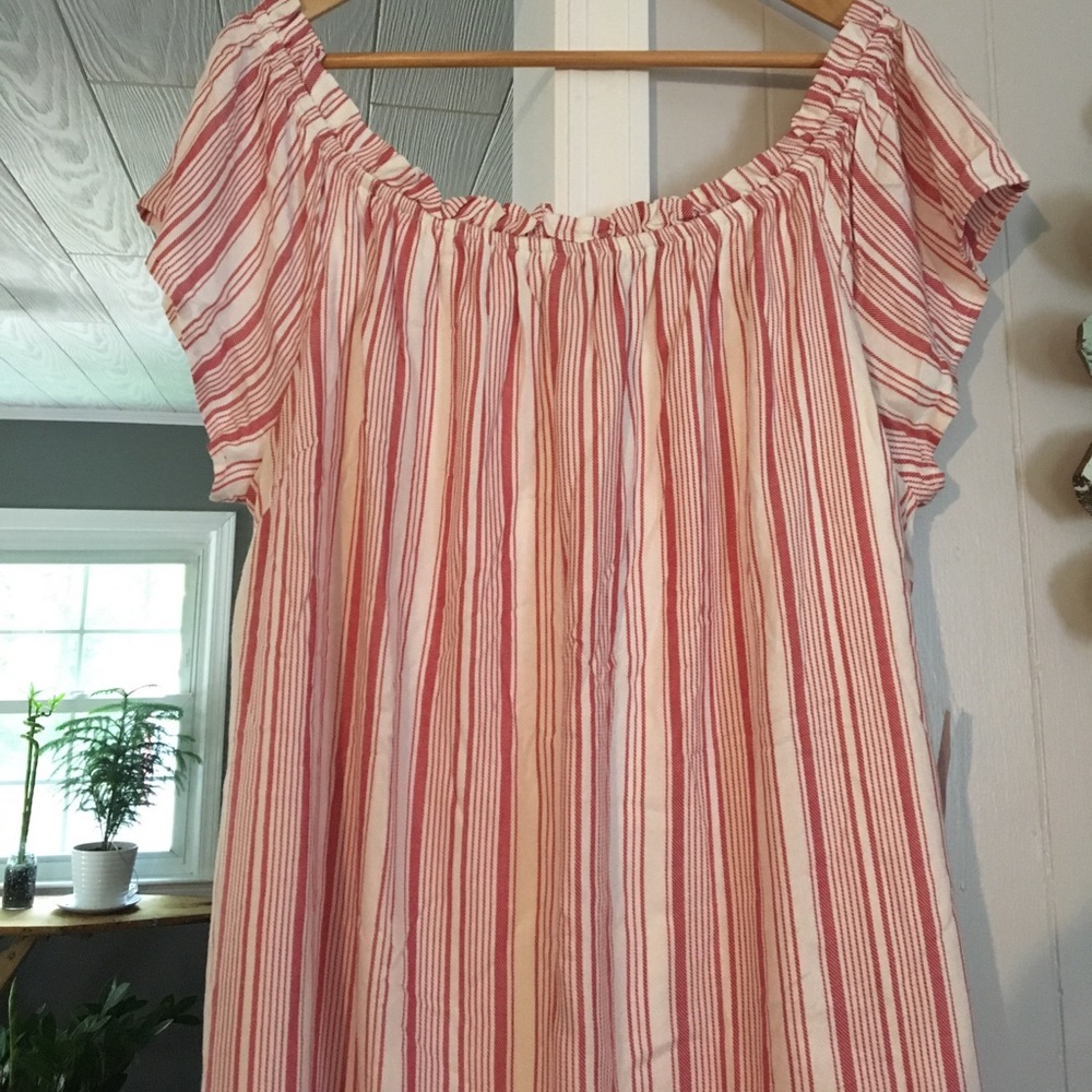 🌻🌻🌻NWT adorable off the shoulder, or on dress