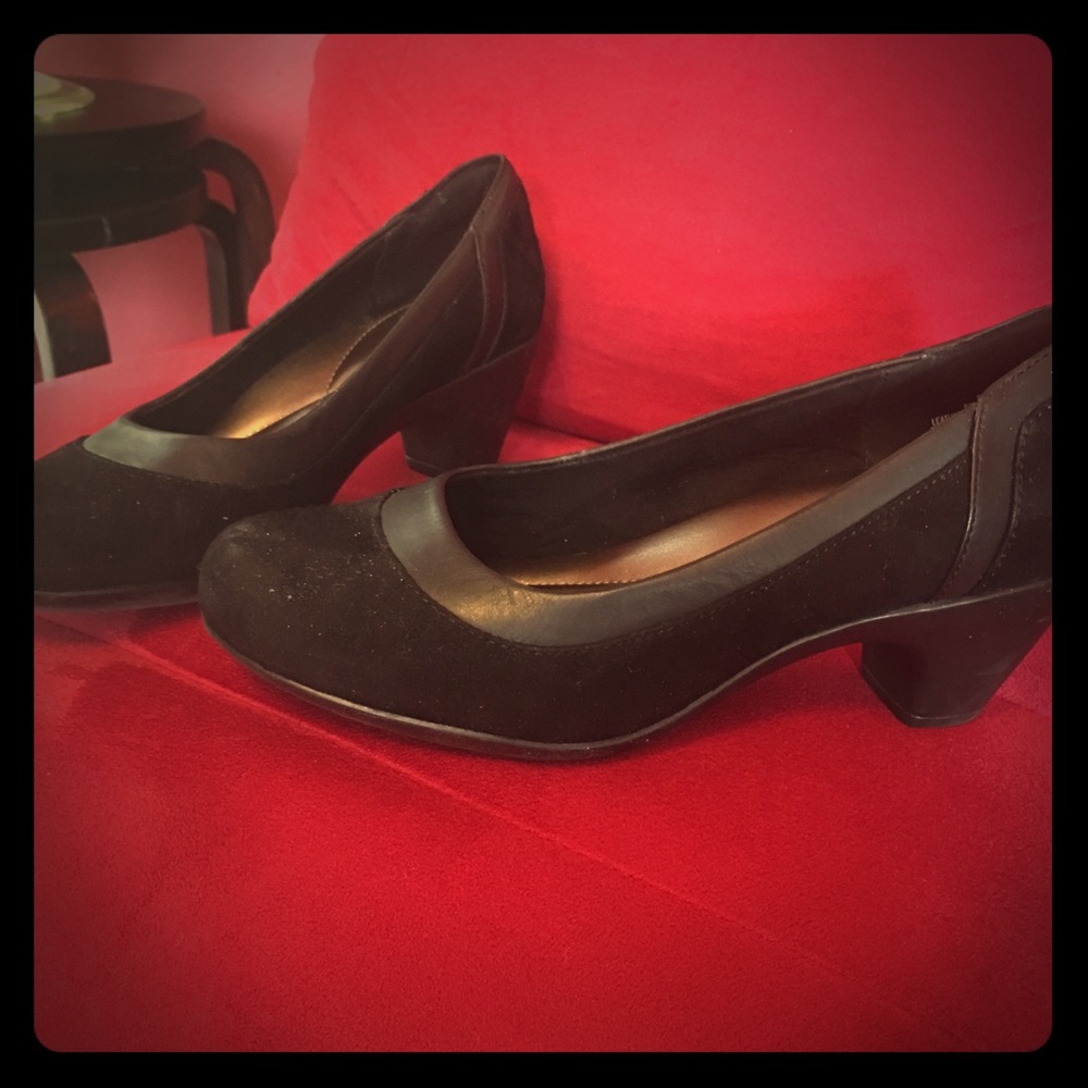 black easy spirit carmela suede pumps.