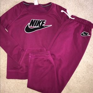 Women's gently worn Nike sweatsuit!