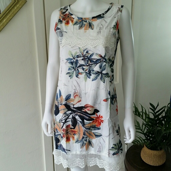 Dresses & Skirts - Boutique Botanical Shift Dress - M