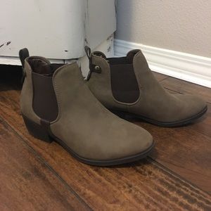 STEVE MADDEN Chelsea boots