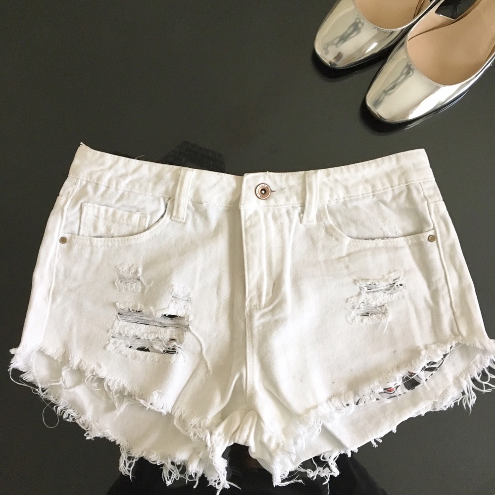 Ivory Distressed frayed denim shorts. MUSIC FEST - Picture 2 of 5